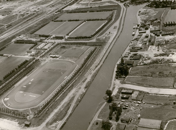 Luchtfoto van het Noordhollands Kanaal met sportpark "Elzenhagen" en molen "De Admiraal", 12-8-1968.